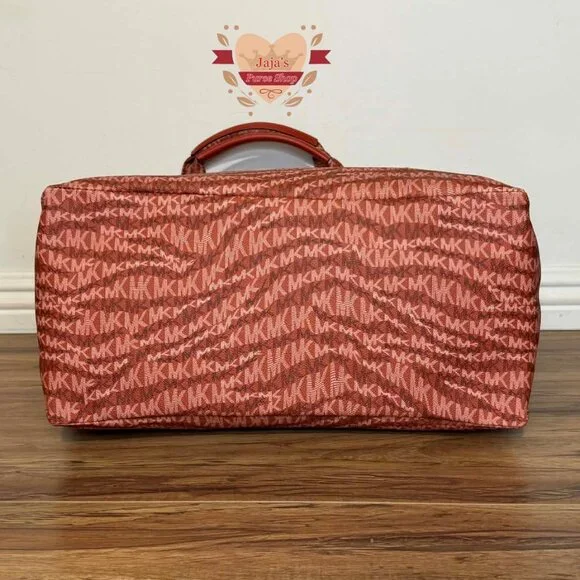 🧡Michael Kors Signature Large Tote🧡 - Picture 7 of 17